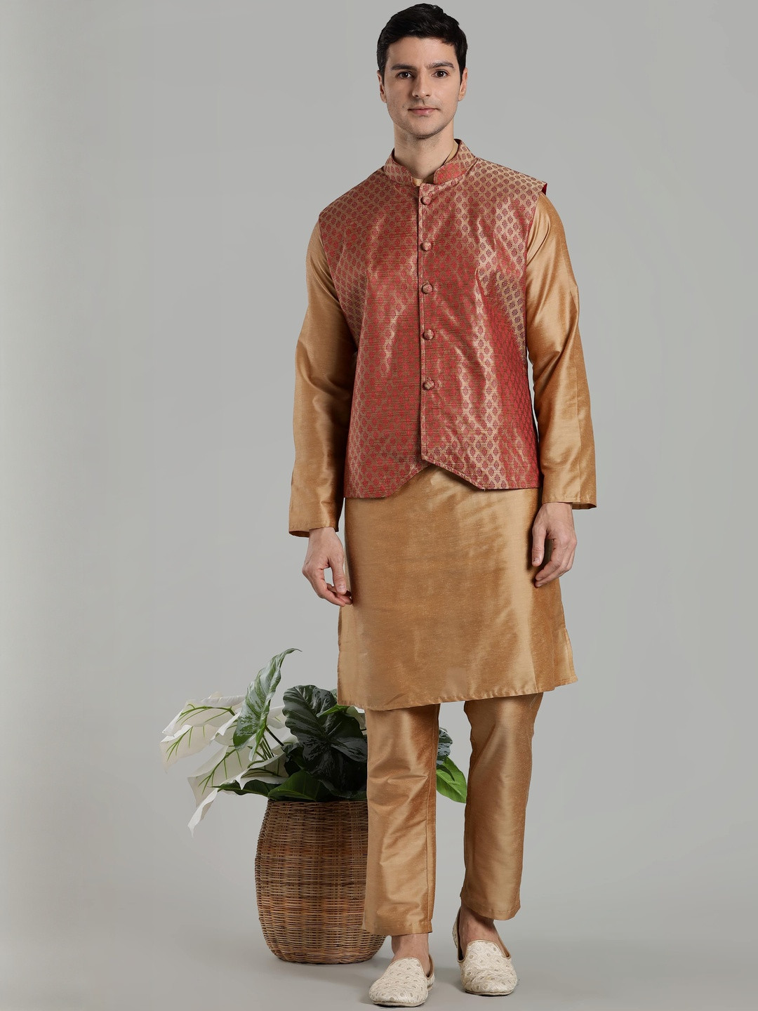 Abhishti Men Solid Kurta with Pyjamas & Woven Design Bandi