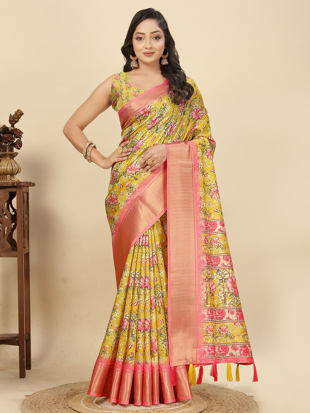 SSHAGUN LIFESTYLE Floral Printed Woven Design Border Bandhani Saree