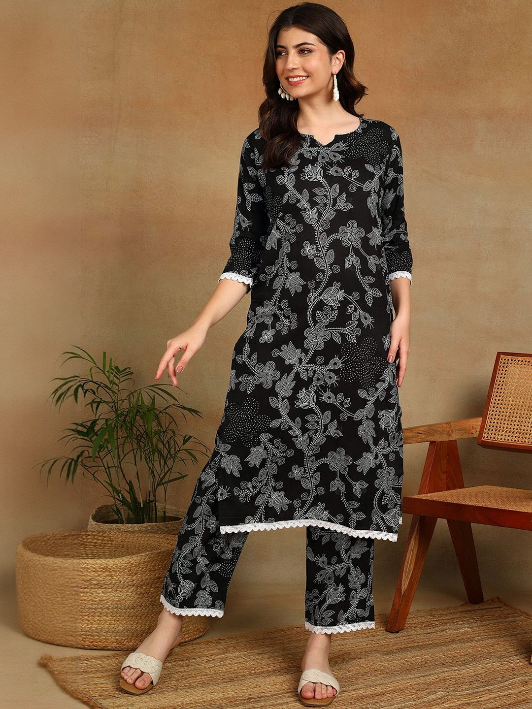 VAHSON Women Floral Printed Regular Side Slits Kurta with Trousers