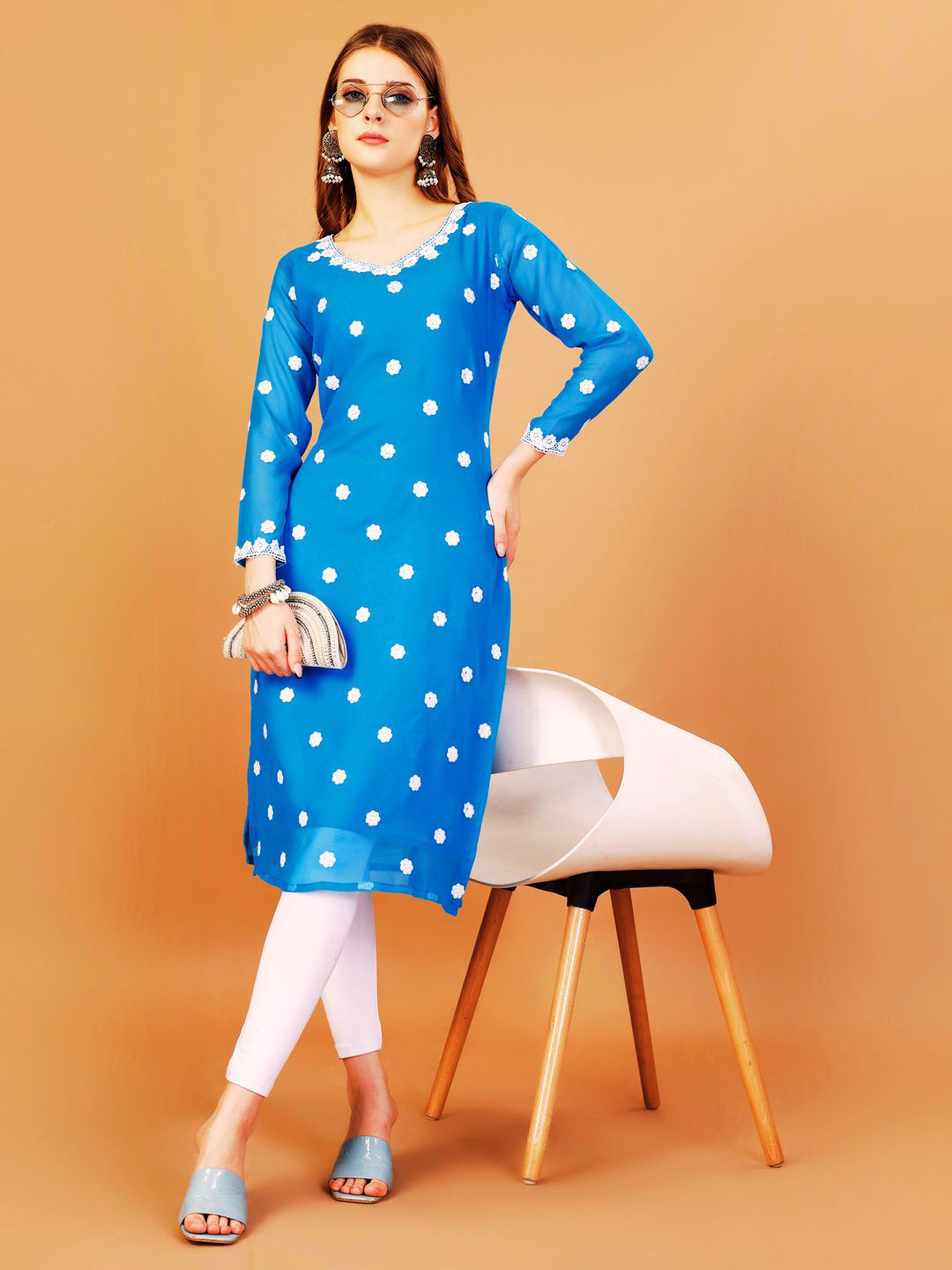 HESVI Women Floral Embroidered Kurta