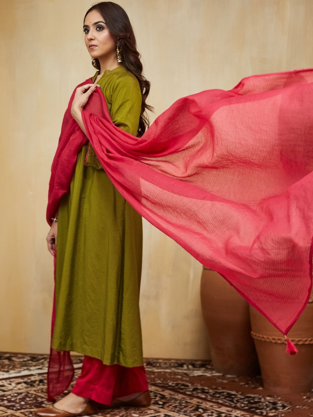 Mushio Women Regular Thread Work Kurta with Trousers & With Dupatta