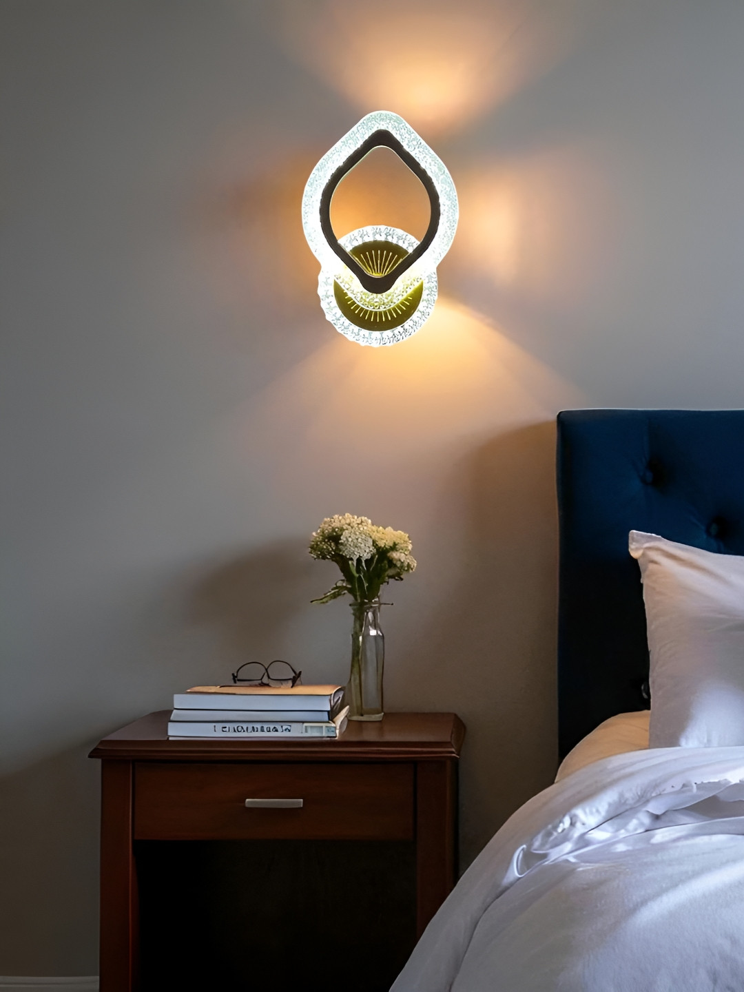 MFD HOME FURNISHING Luxurious Gold-Toned Acrylic Crystal Solid Abstract Shaped Wall Lamp