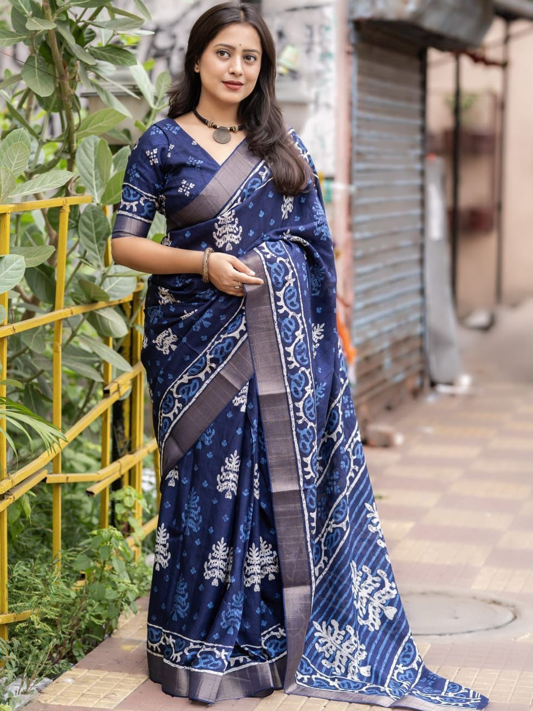 STAVA CREATION Batik Print Zari Saree