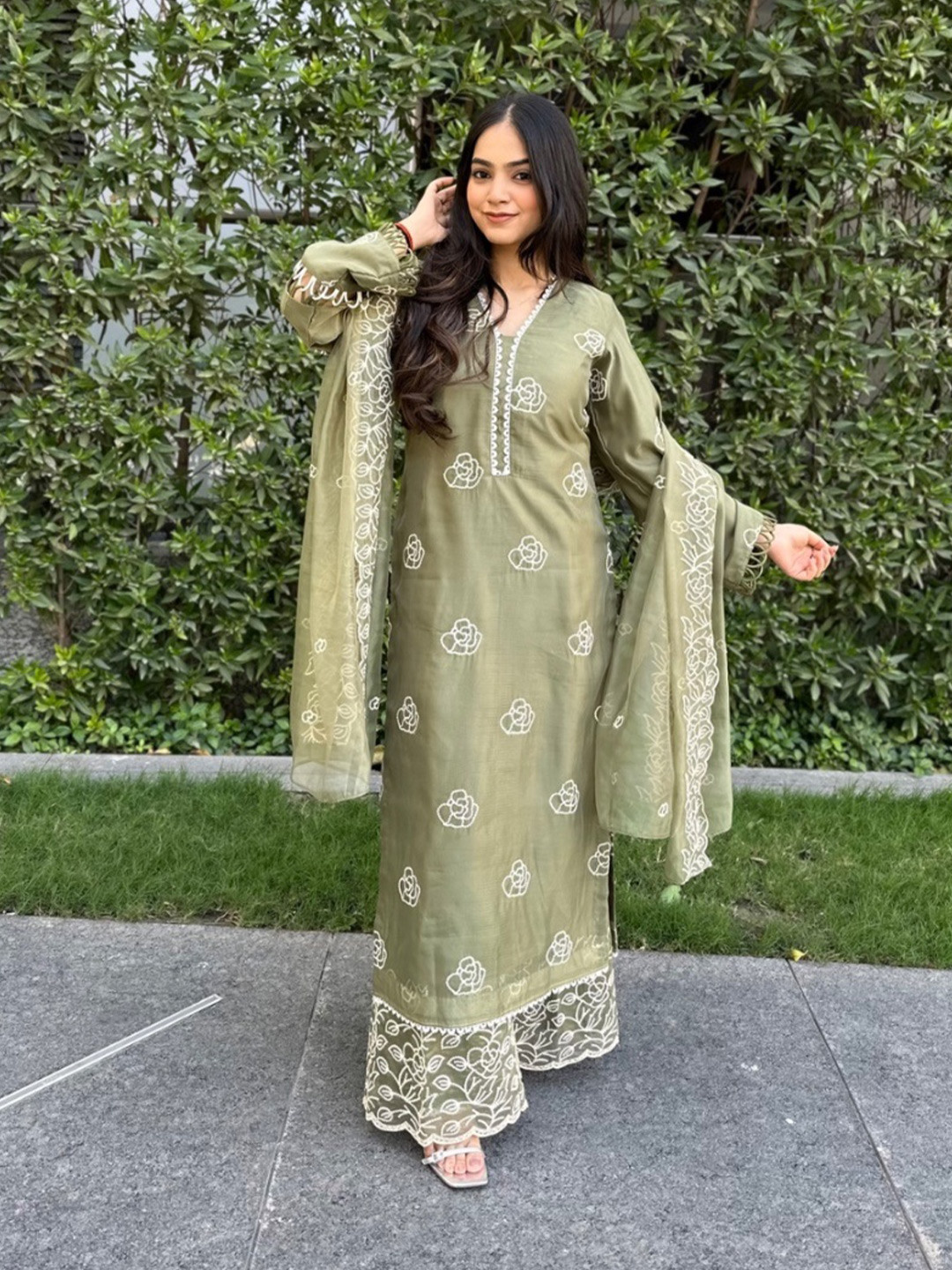 Akaya Women Floral Embroidered Kurta with Trousers & Dupatta