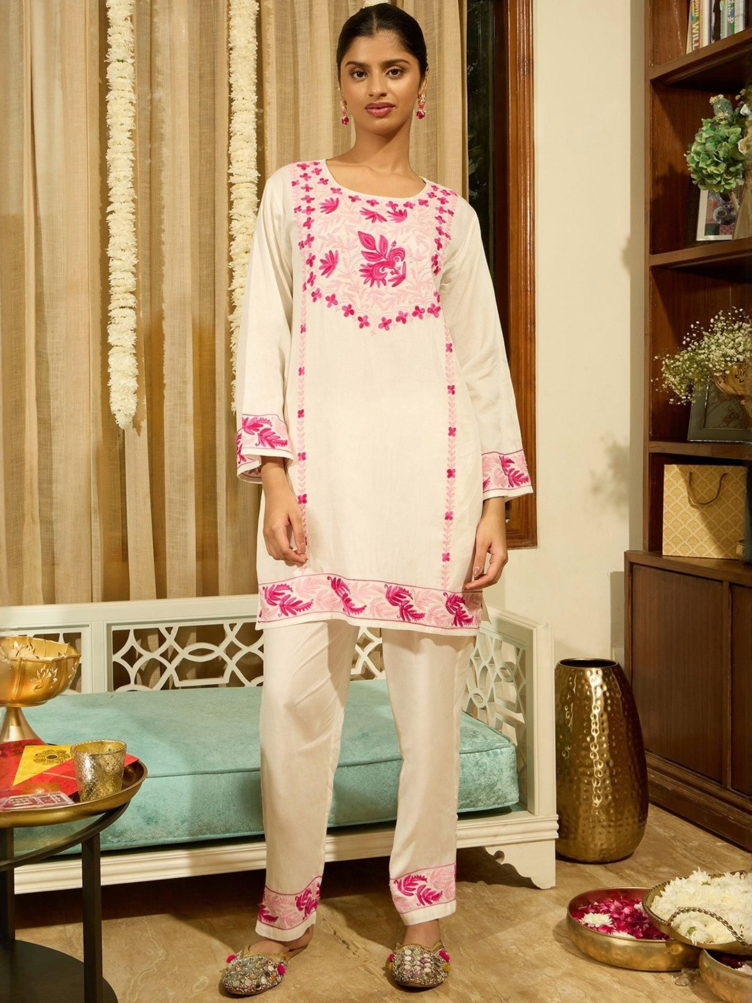 HOUSE OF KARI Women White & Pink Kashmiri Aari Embroidered Kurta Set