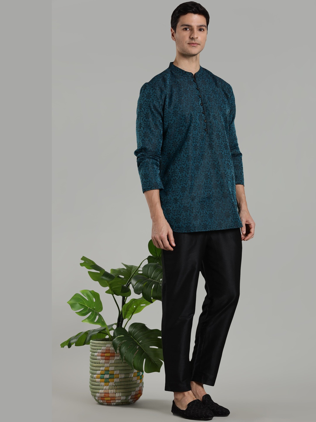Abhishti Men Ethnic Motifs Printed Regular Jacquard Short Kurta With Trousers