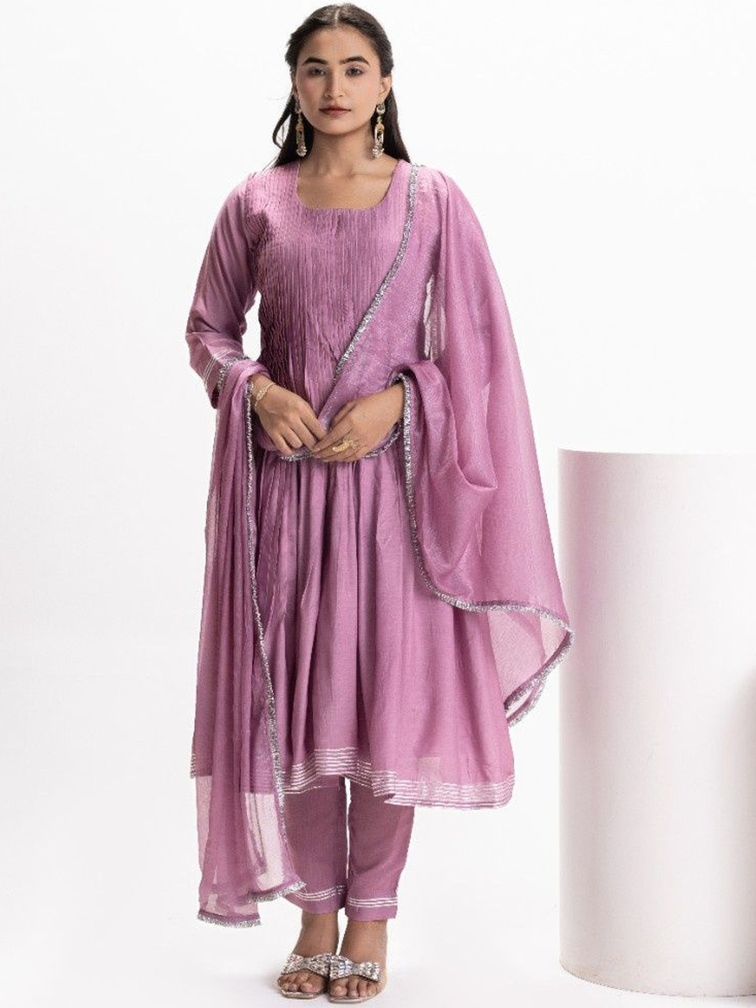 EESHA GUPTA Women Regular Gota Patti Kurta Set With Dupatta