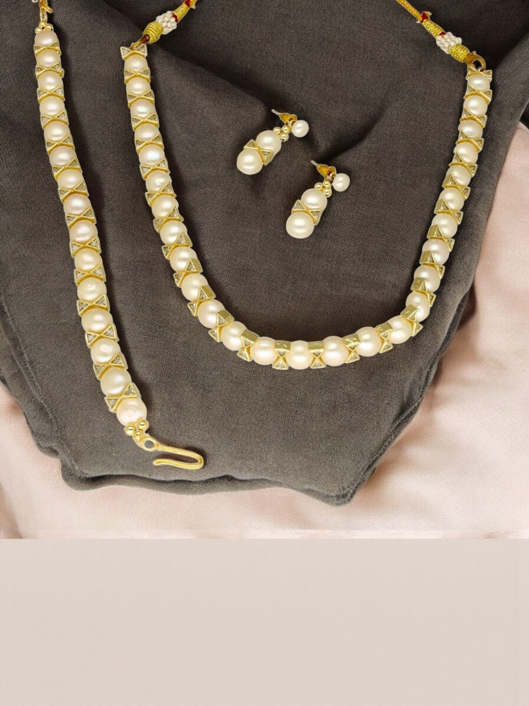 Sri Jagdamba Pearls Dealer Tranquil Women Alloy Pearl Choker Set With Bracelet