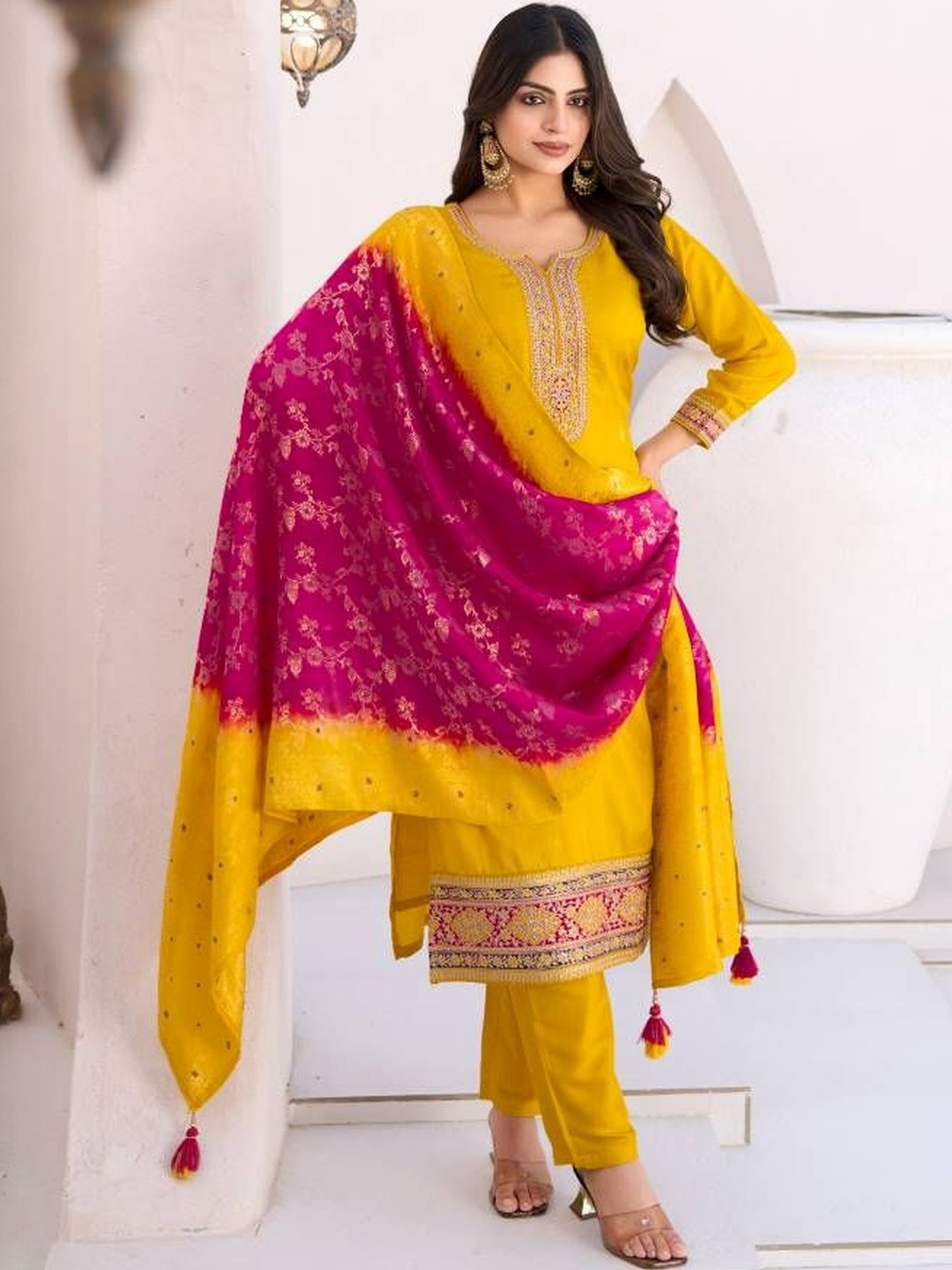 DAATAR Women Embroidered V-Neck Regular Thread Work Straight Knee Length Kurti Set