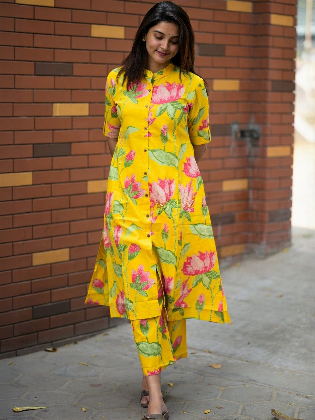 Vishishtah Women Floral Printed Regular Kurta with Trousers