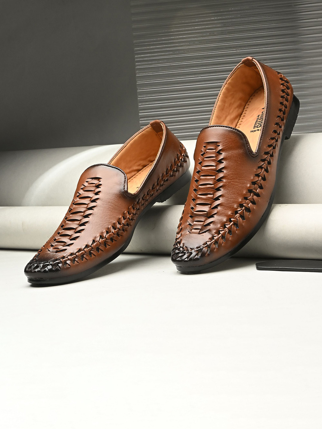 Vellinto GABRU Men Textured Lightweight Mojaris