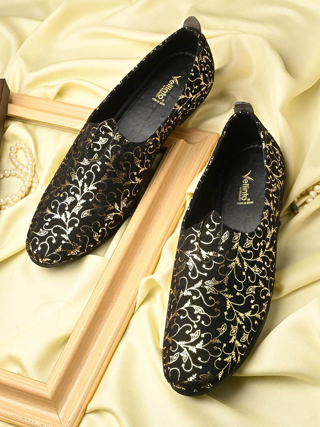 Vellinto Men NAWAB Slip On Mojaris Juttis