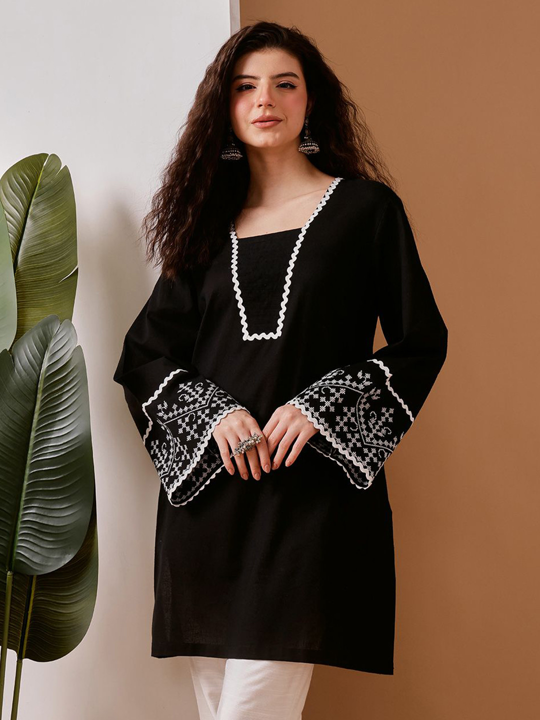 BARARA ETHNIC Women Square Neck Thread Work Kurta
