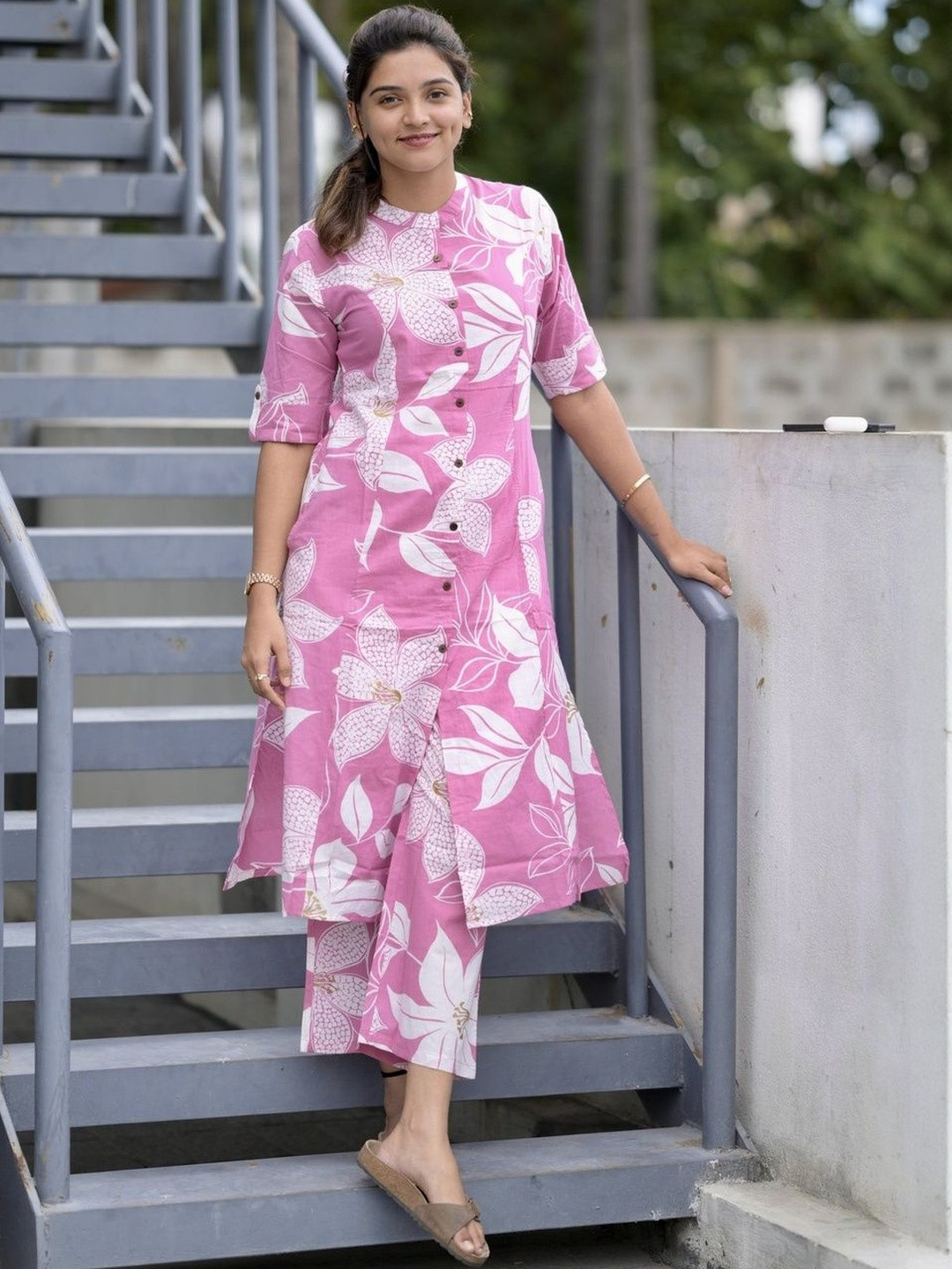 Vishishtah Women Floral Printed A-Line Kurta with Trouser