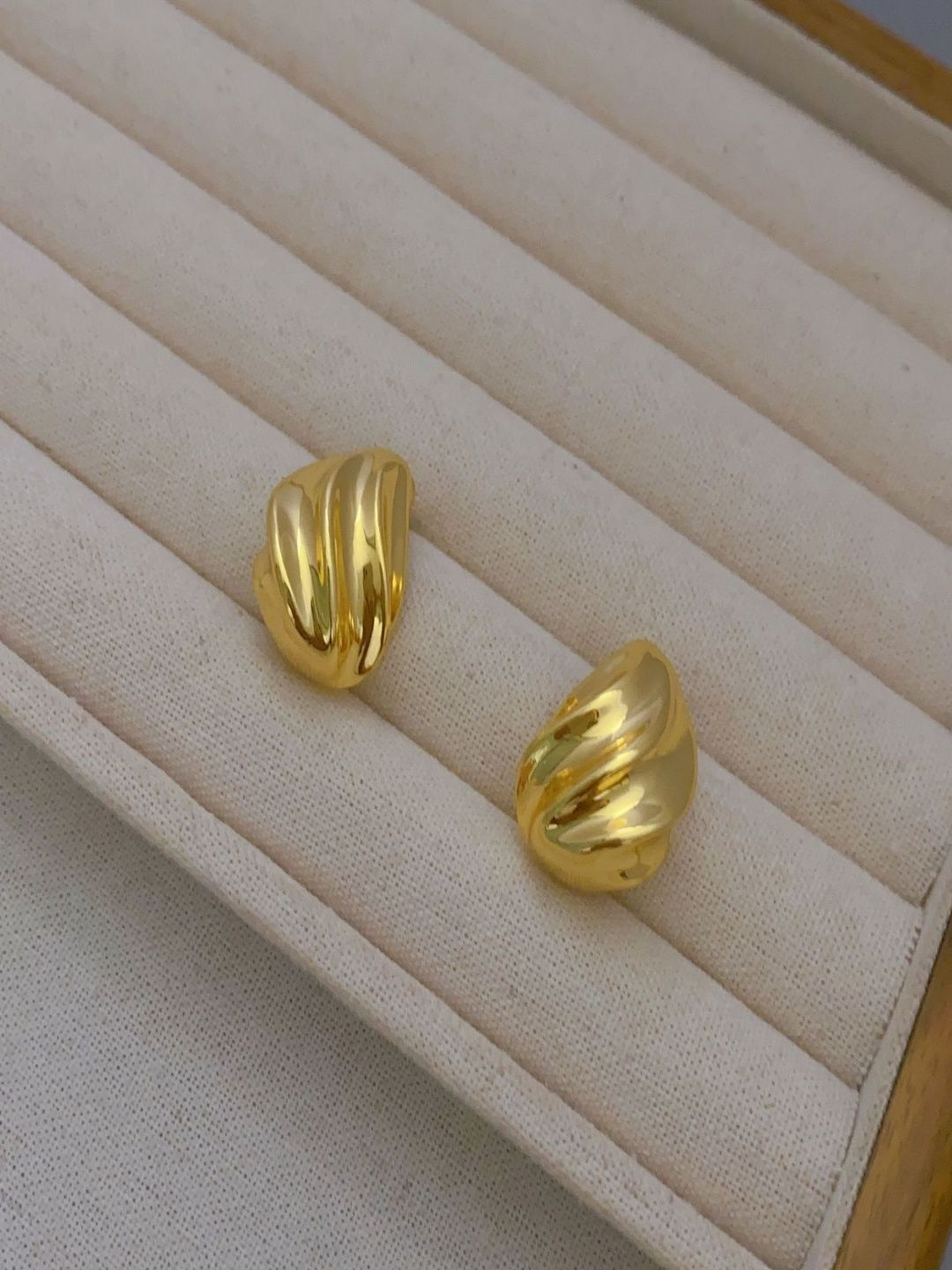 SAPRAA TRENDS Women Gold-Plated Stainless Steel Swirl Studs Earrings