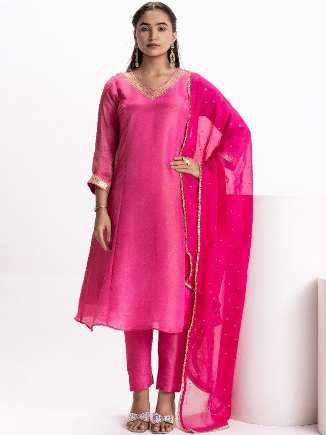 EESHA GUPTA Women Sequinned V-Neck Straight Kura Set With Dupatta