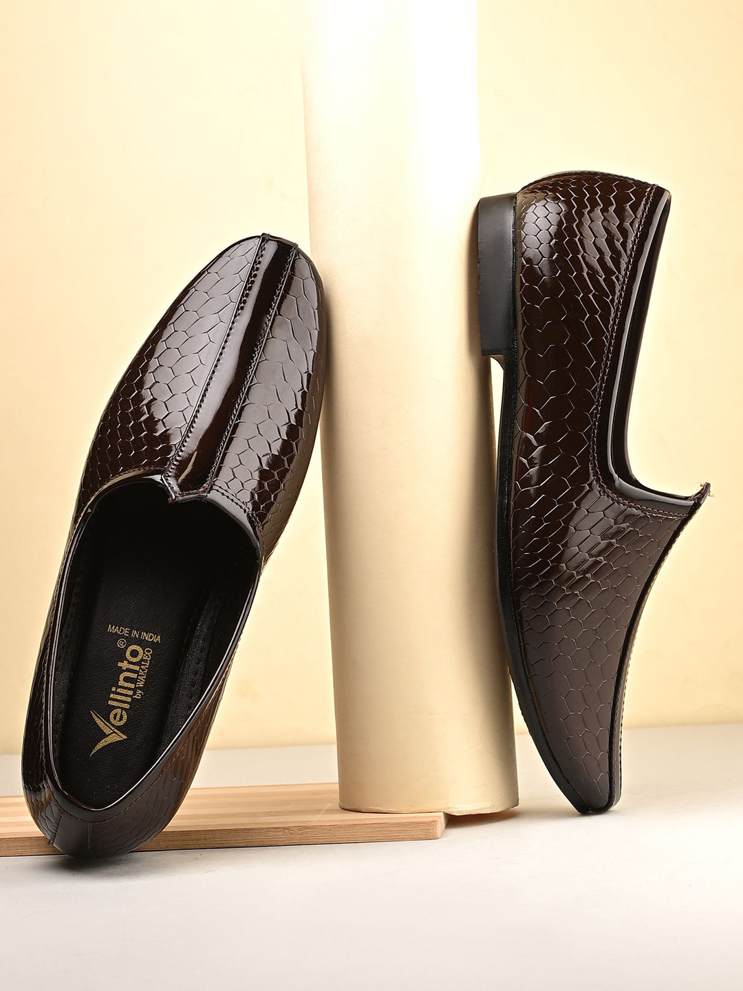 Vellinto Globra Men Textured Round Toe Lightweight Slip-On Ethnic Mojaris