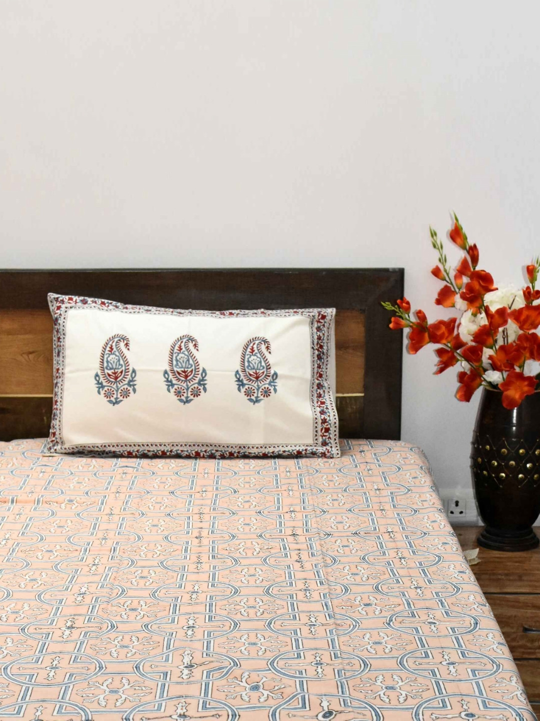 Zunaldo Peach-Coloured & White 210 TC Pure Cotton King Bedsheet with 2 Pillow Covers