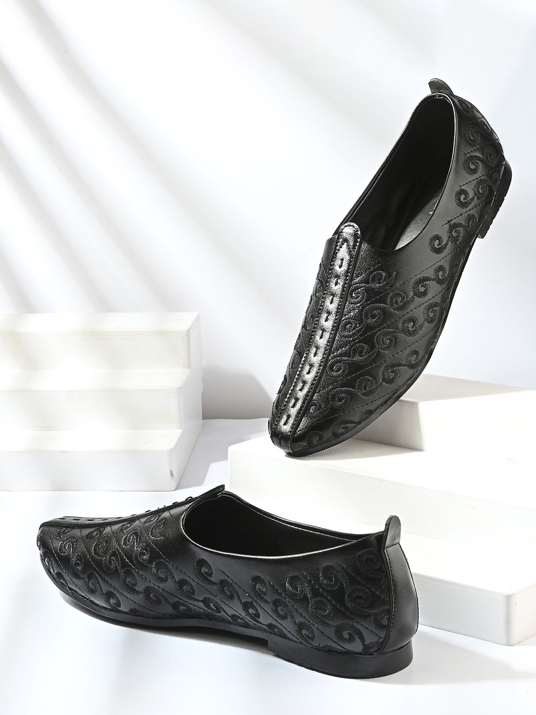 Vellinto Riwaaj Men Woven Design Ethnic Embellished Mojaris