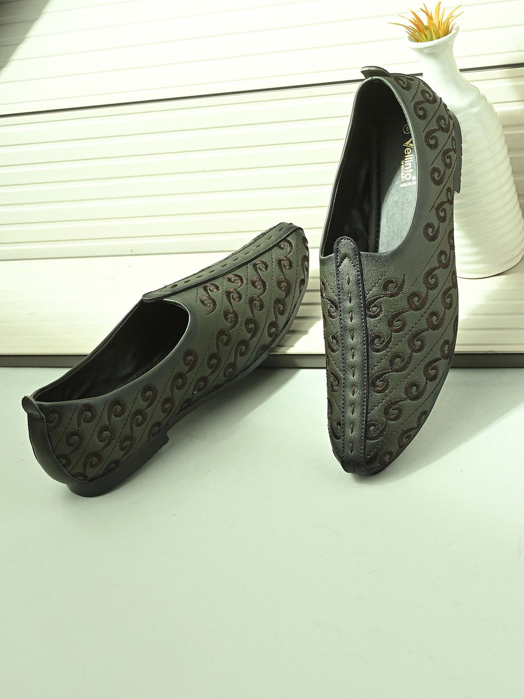 Vellinto Men Riwaaj Ethnics Slip-On Mojaris