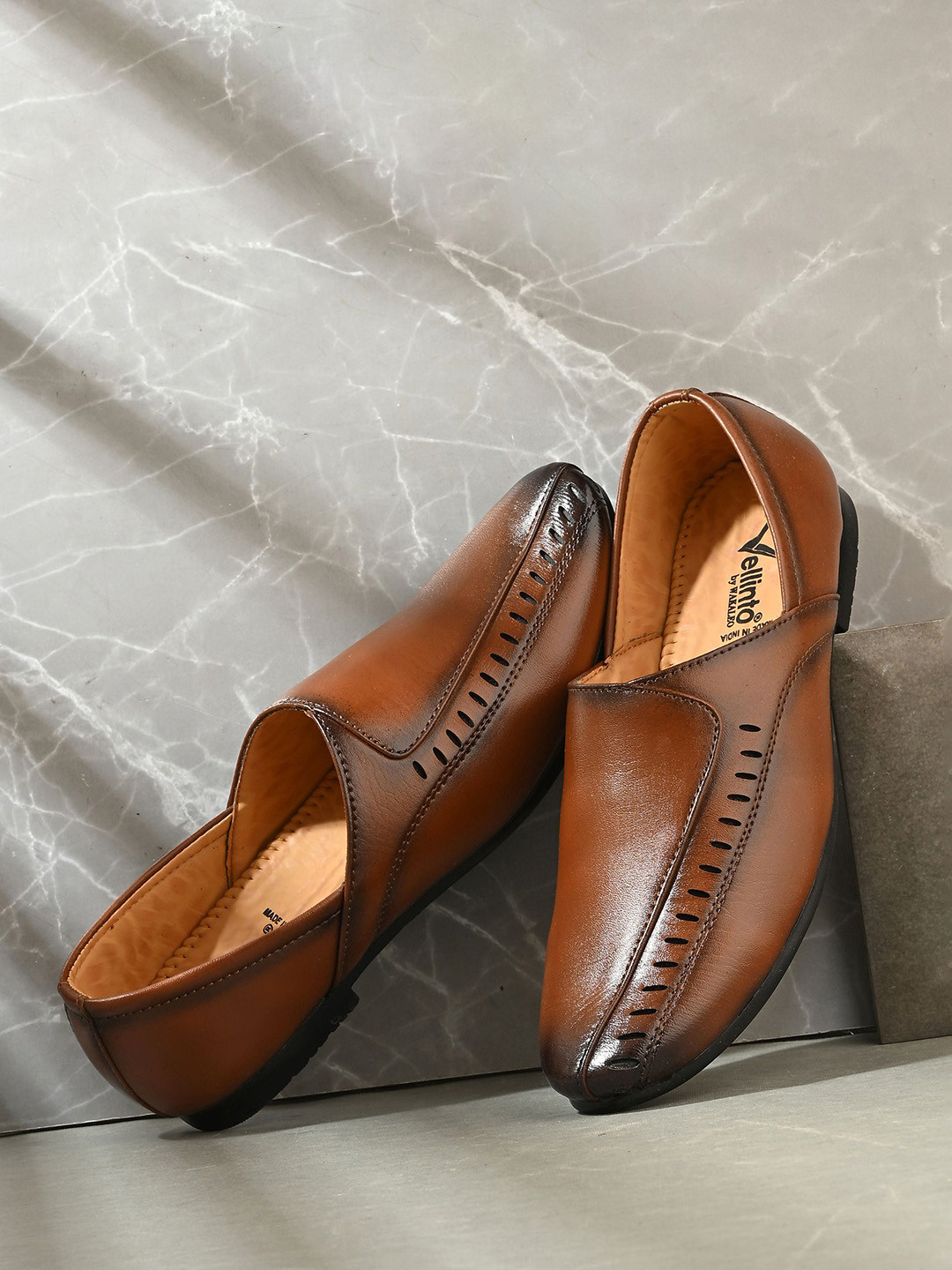 Vellinto Men Rajasthani Style Mojaris