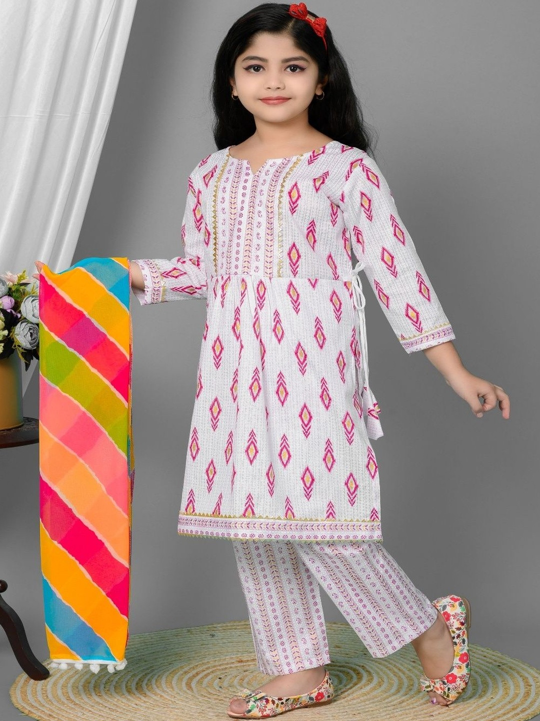 GLAMOUR WORLD GARMENTS Girls Geometric Printed Notch Neck Kurta With Trouser & Dupatta