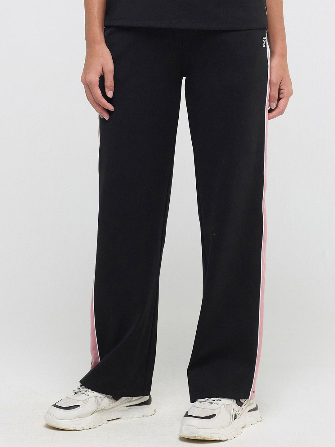 Hunnit Women Wave Style High Rise Relaxed Fit Solid Cotton Straight Fit Trouser Pants