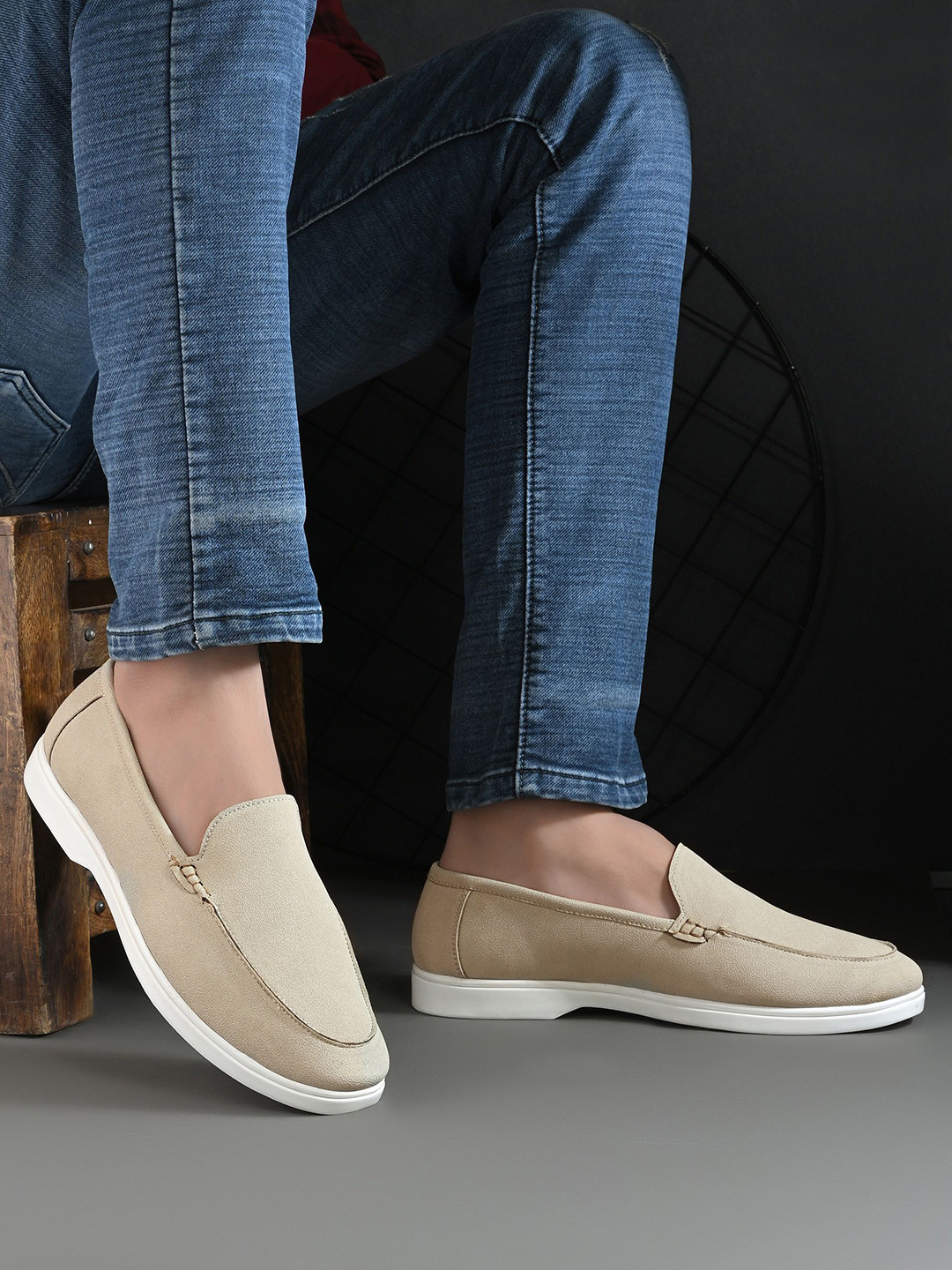 knoos Men Cushioned Insole Round Toe Slip-On Loafers