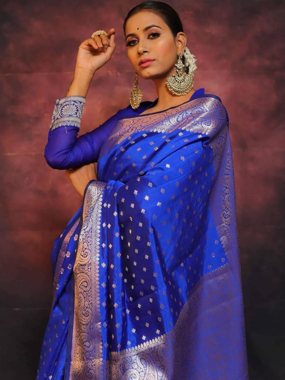 Flossy Blue Ethnic Motifs Printed Saree