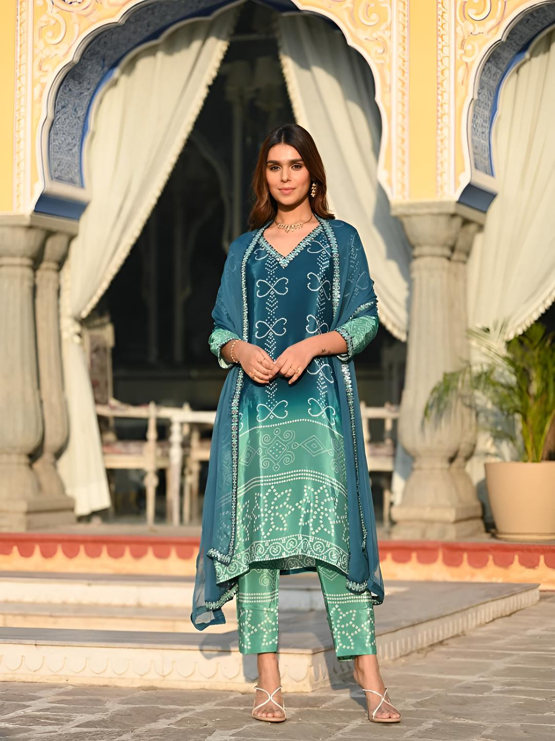 GLOSIA DESIGN Floral Printed Thread Work Straight Kurta With Trousers & Dupatta