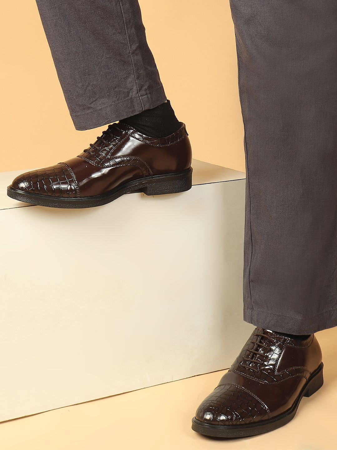 Carlton London Men Textured Dual-Tone Formal Derbys