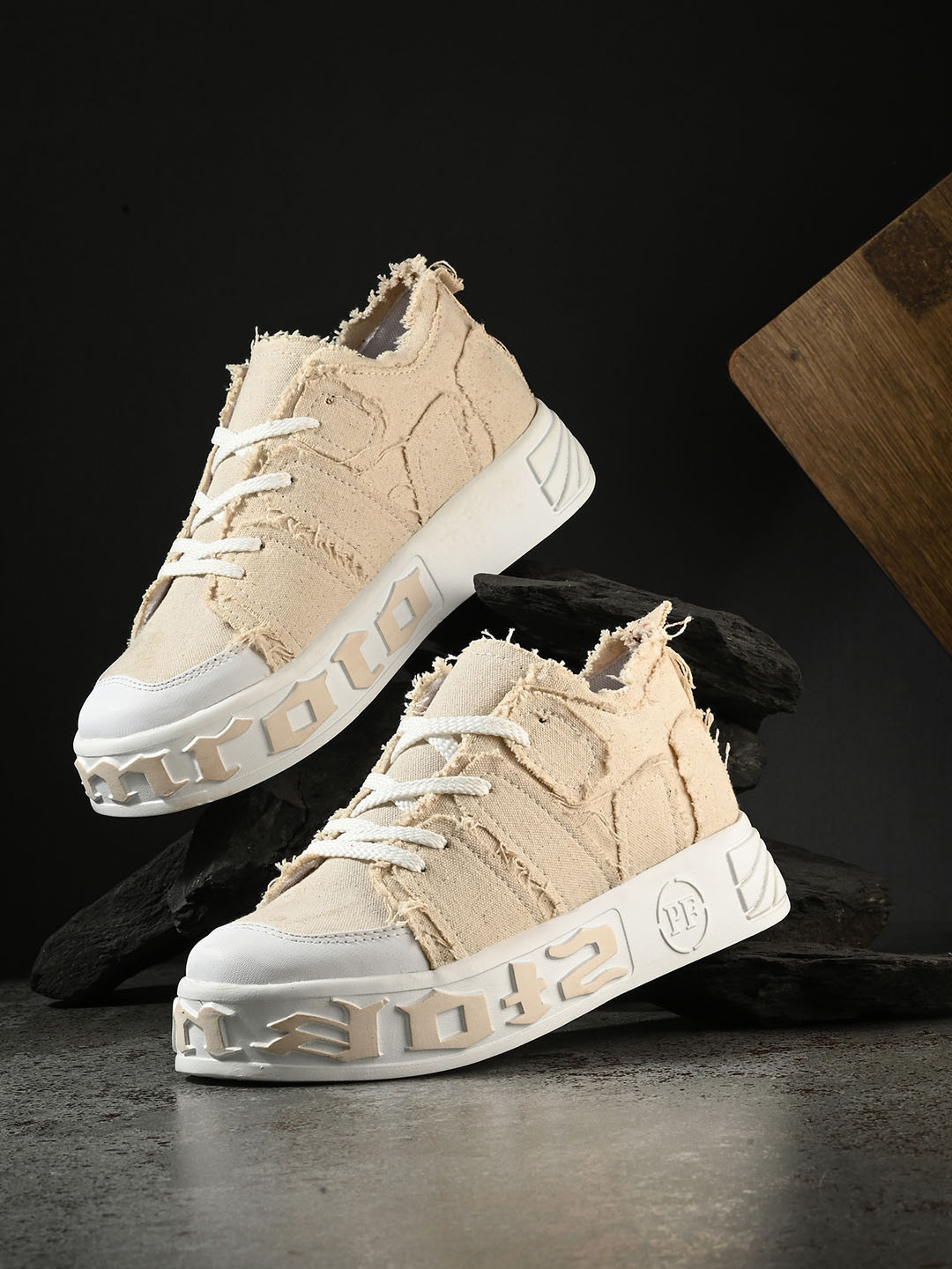 knoos Men Woven Design Round Toe Sneakers