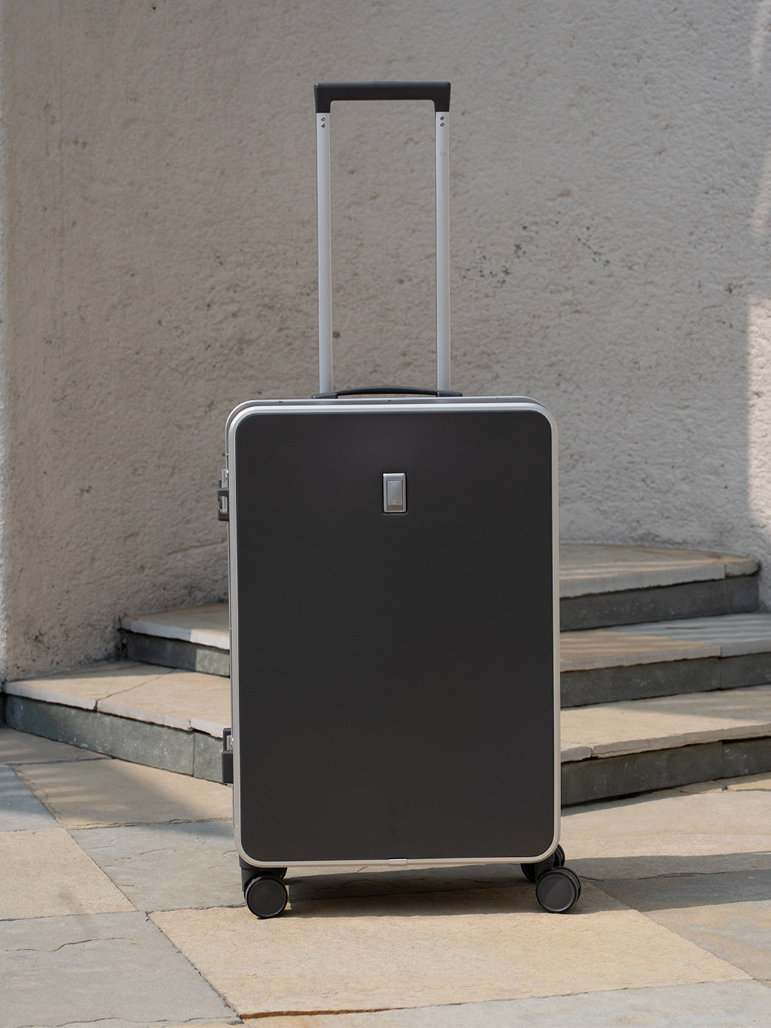 SWISS MILITARY Lorenzo Theft-Proof Hard-Sided Large Trolley Suitcase