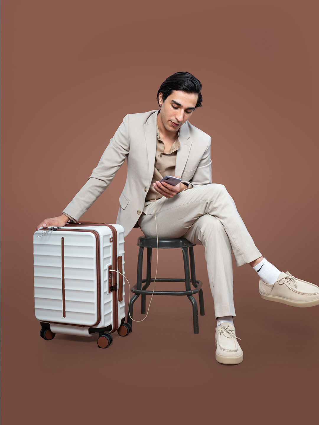 Assembly Odyssey Pro White Trolley Bag With laptop Compartment Fits Up To 16 Inches