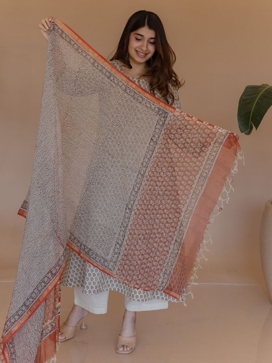 THE INDIAN ETHNIC CO Bagru Block Printed Kota Doria Dupatta