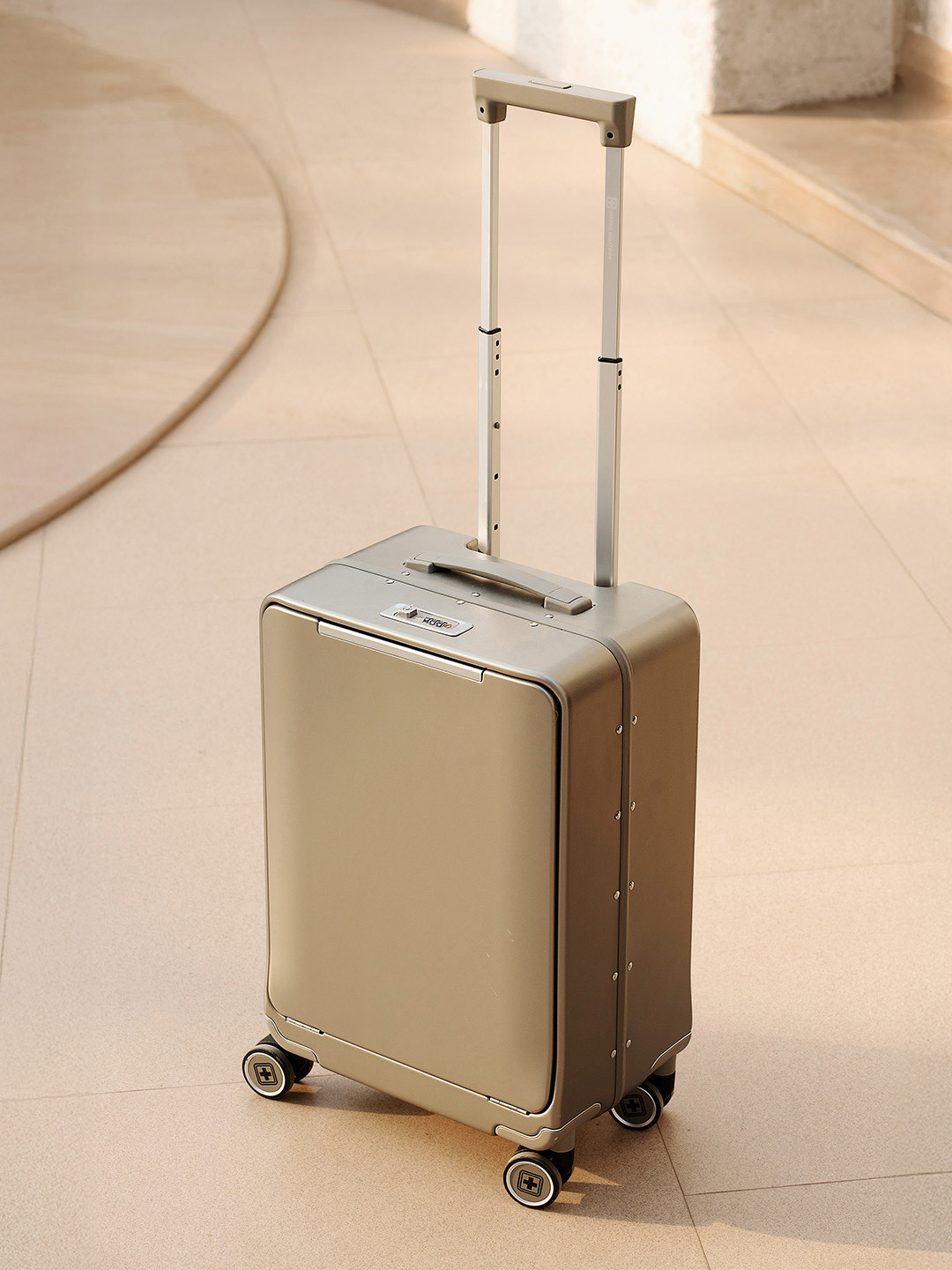 SWISS MILITARY THAMES Hard-Sided Cabin Trolley Suitcase