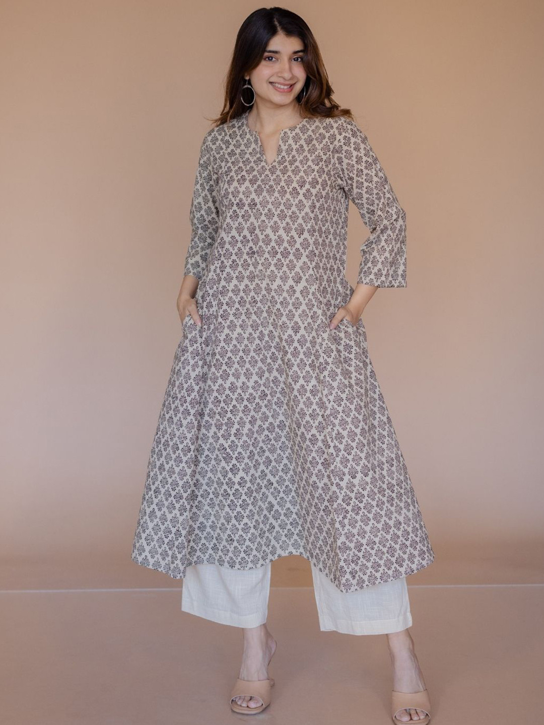 THE INDIAN ETHNIC CO Women Off White Bagru Cotton Kali Kurta