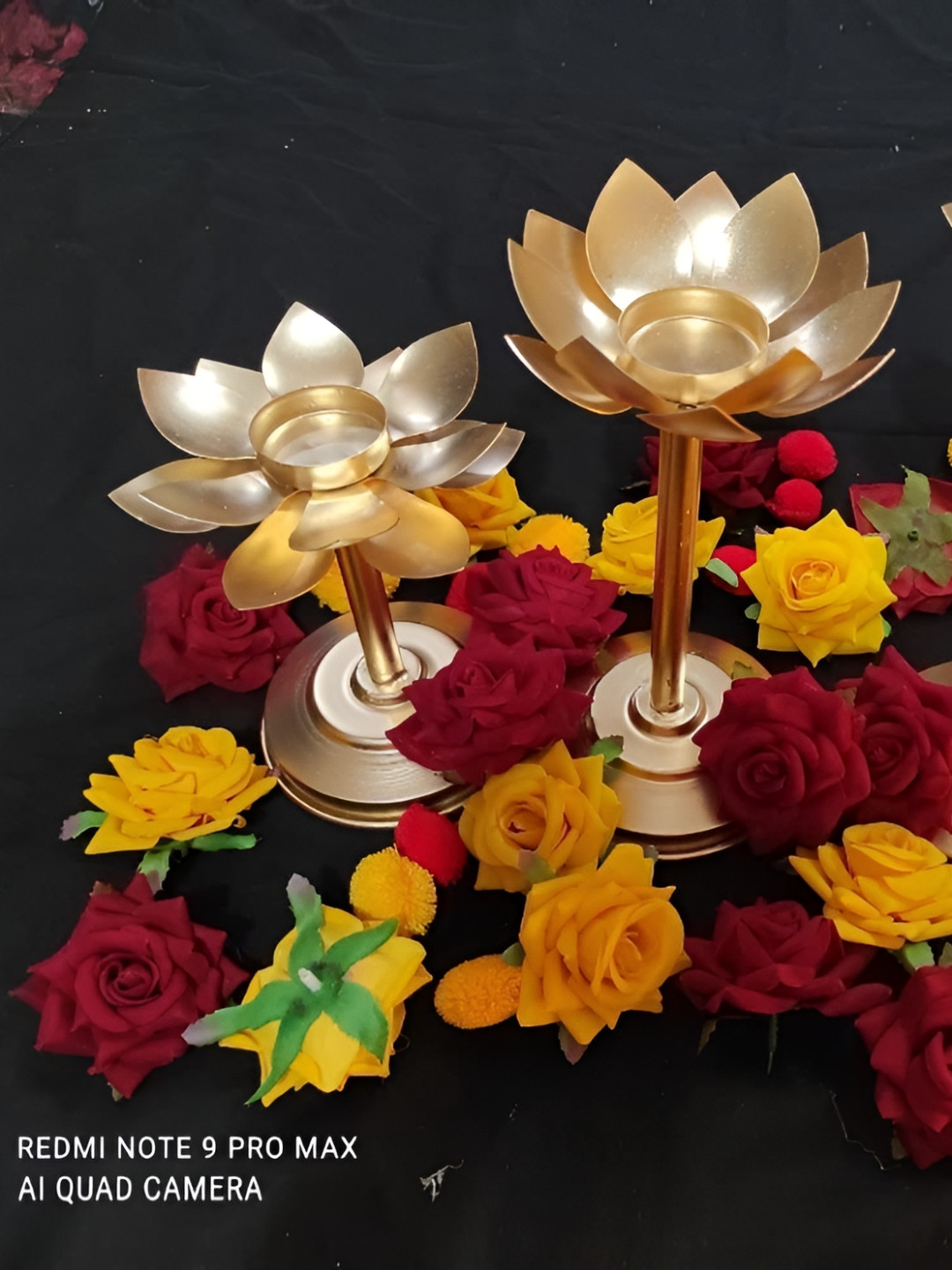 Sellplus Gold Toned 3 Pieces Lotus Shape Candle Holders