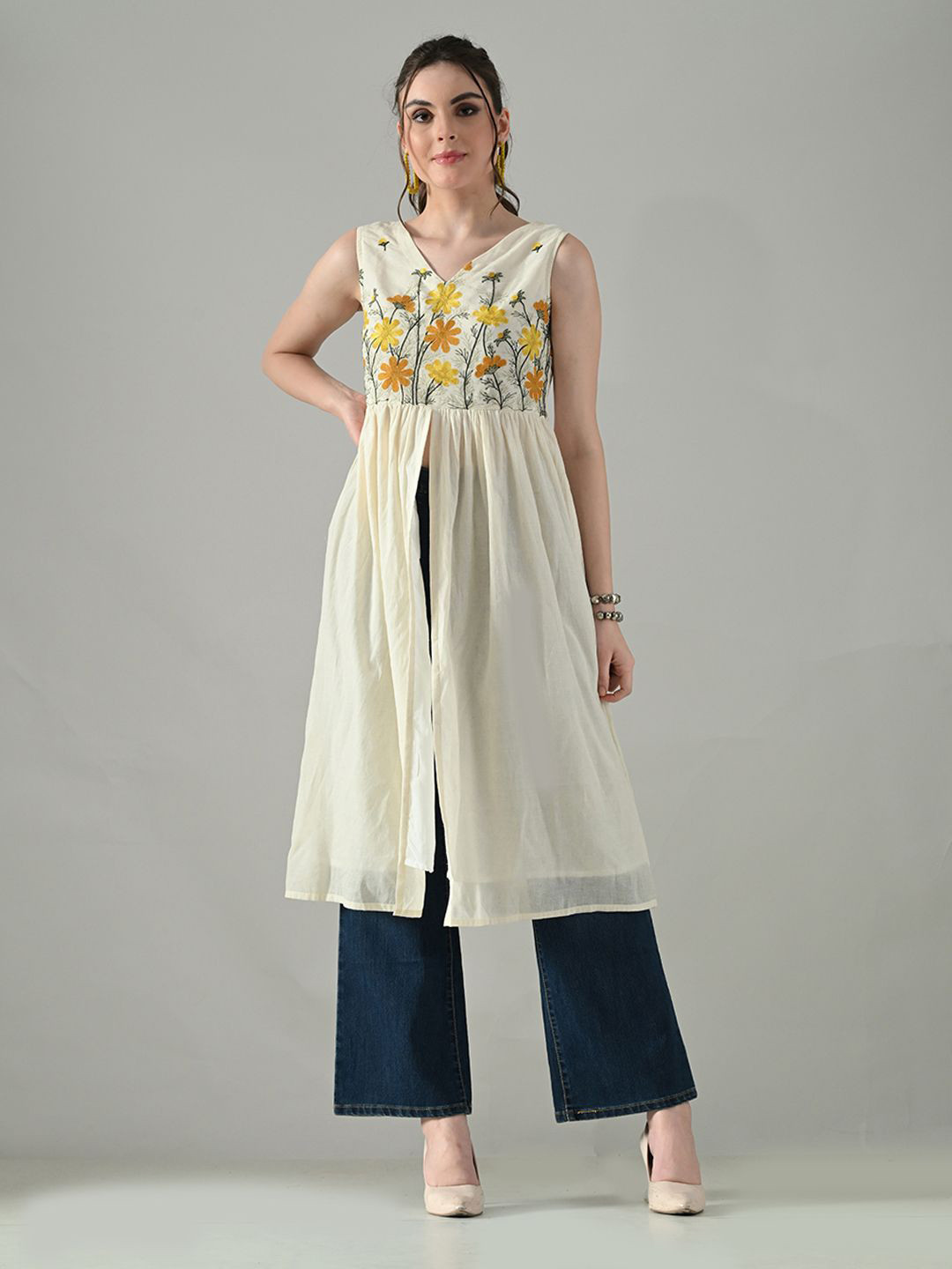 Myshka Women Floral Embroidered Thread Work Floral Khadi Kurta