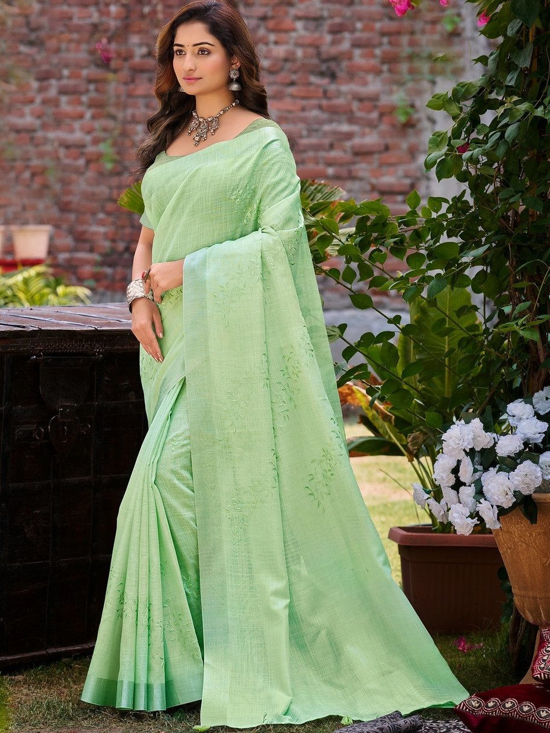 MAHALASA Women Floral Embroidered Pure Linen Saree With Blouse Piece