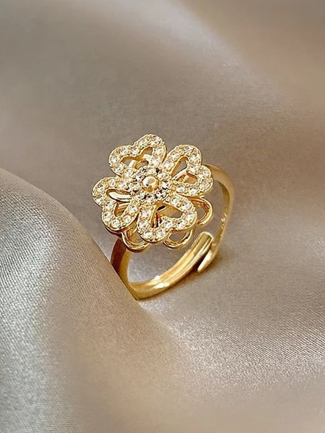 DressBerry Women Adjustable Clover Leaf Rotating Ring