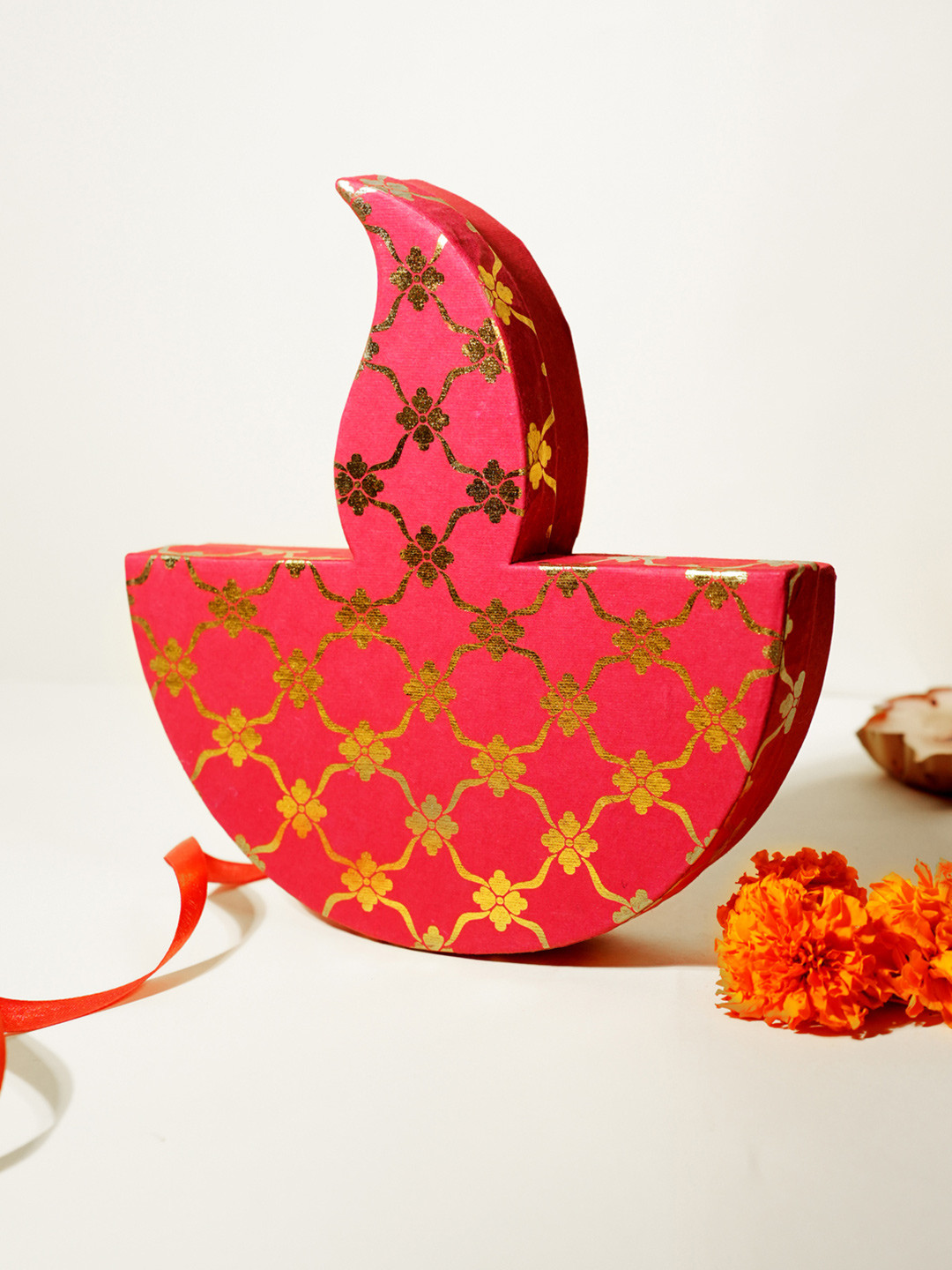 THE MOHRAJ 6Pcs Almonds With Candles & Wall Decors Set