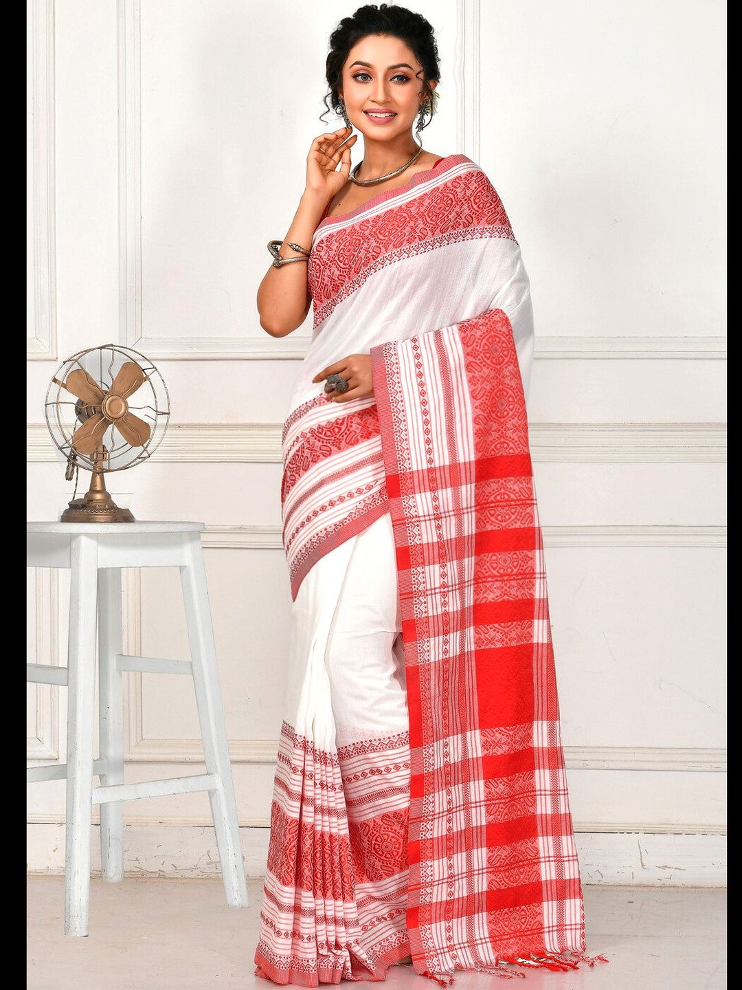 Crochetin White & Red Woven Design Saree with Unstitched Blouse Piece