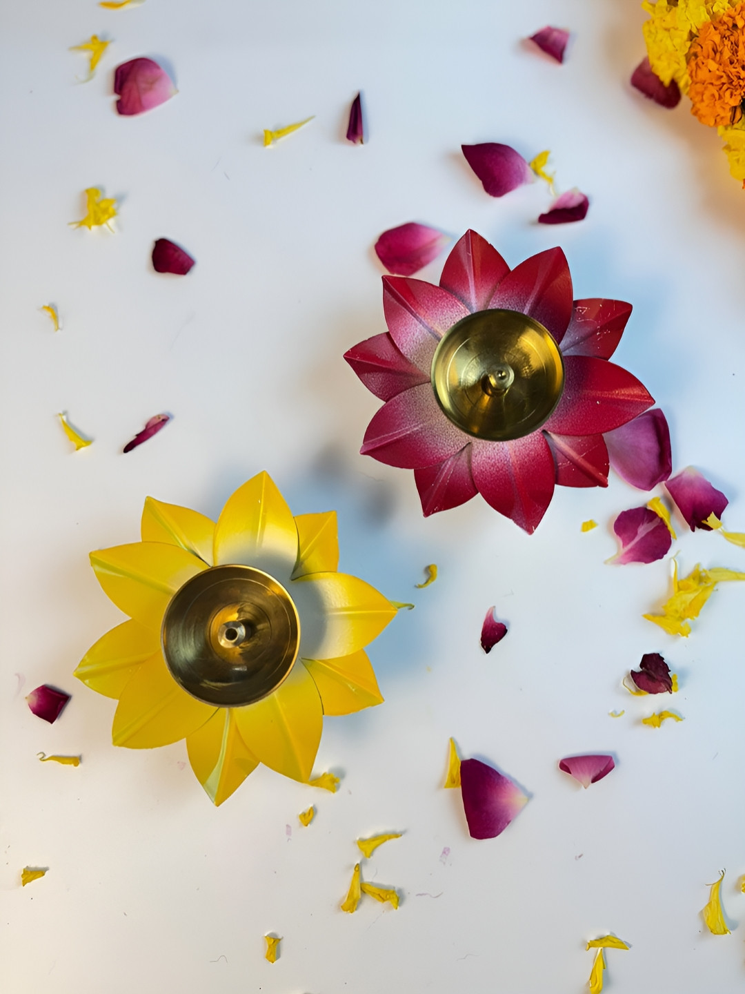 Giftii Yellow & Pink 2 Pieces Decorative Flower Metal Diyas