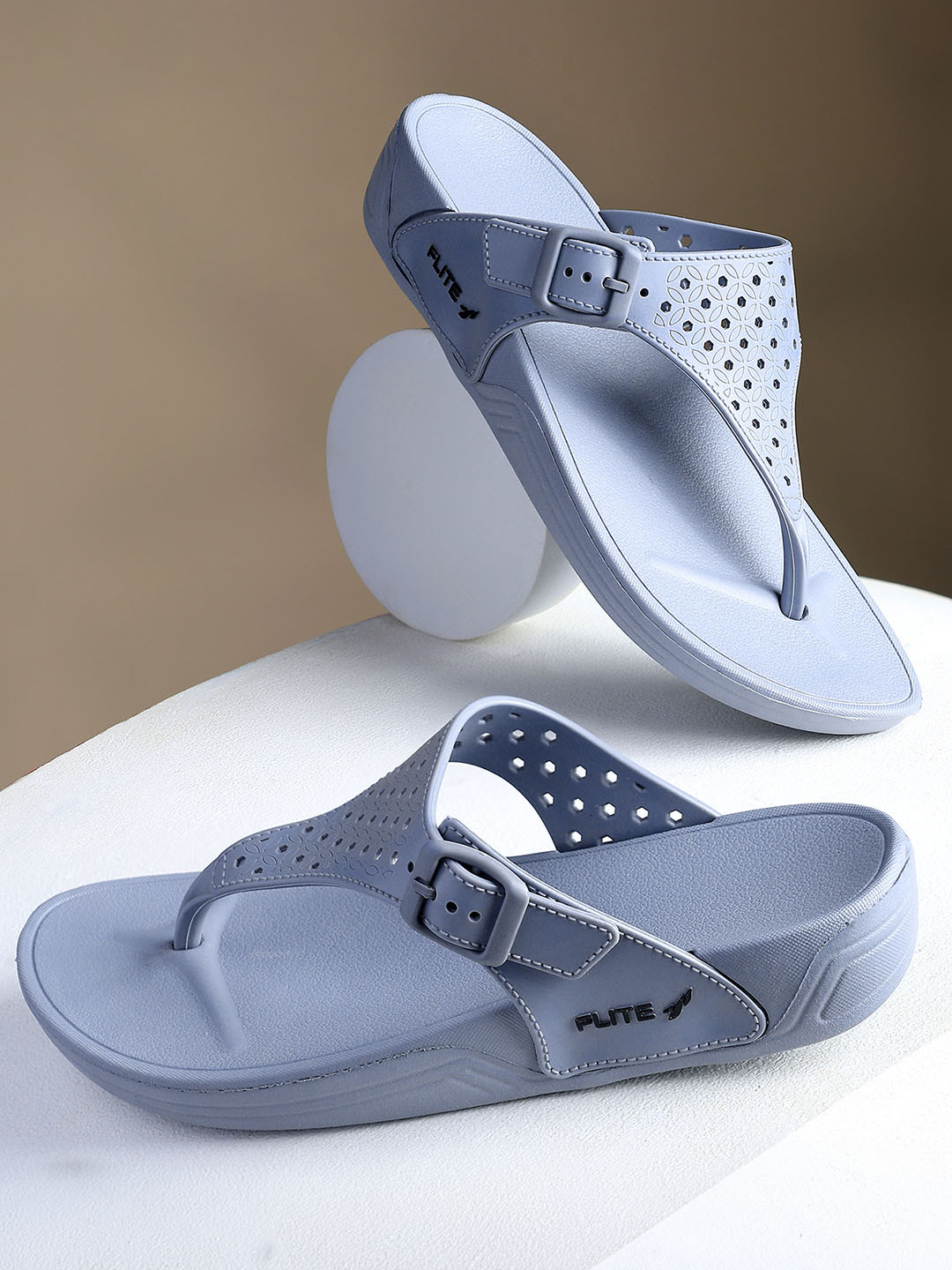 FLITE Women Textured T-Strap Flip Flops