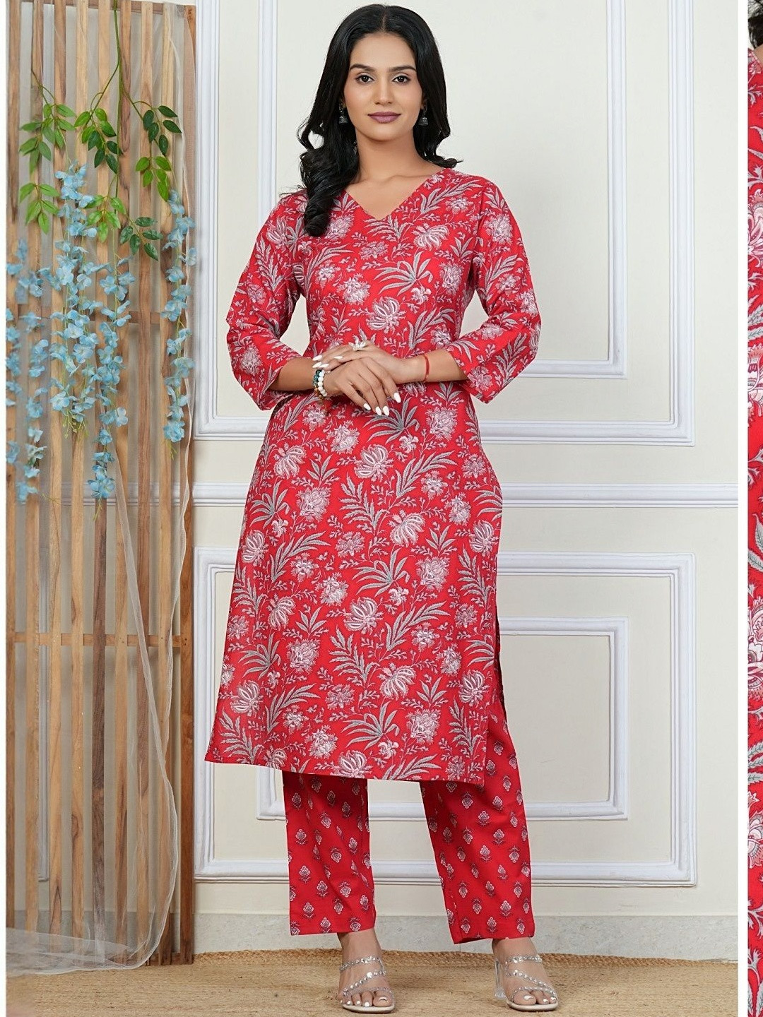 PRIYAGANI GARMENTS Women Red & Grey Floral Printed V-Neck Cotton Kurta & Trouser