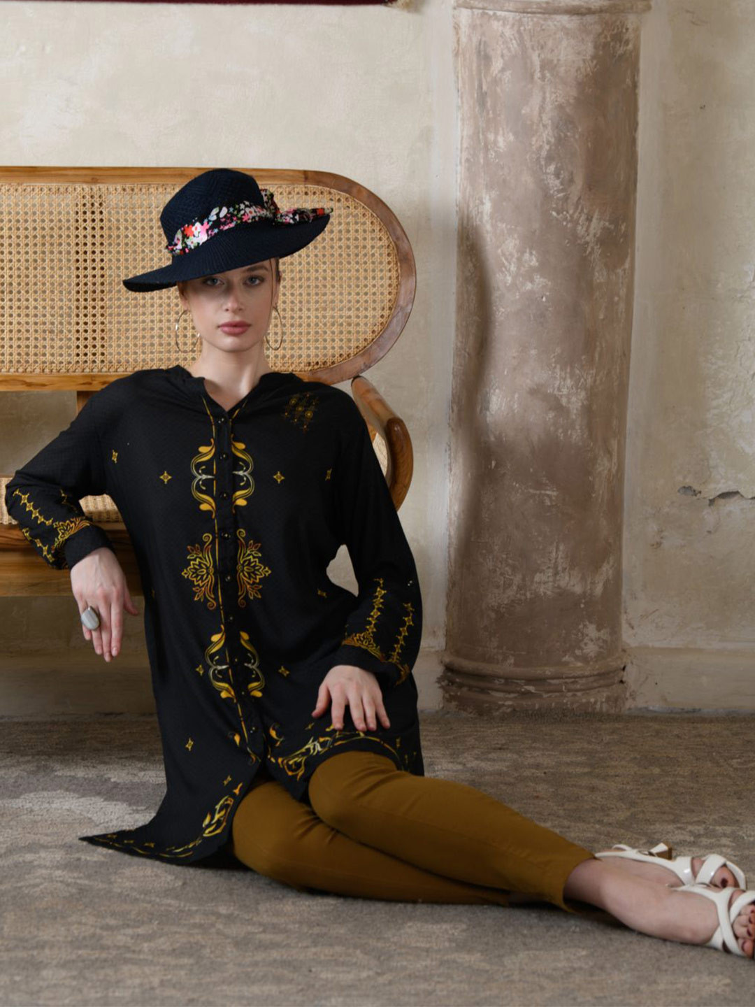 Saraj Women Printed Straight Mandarin Collar Kurta