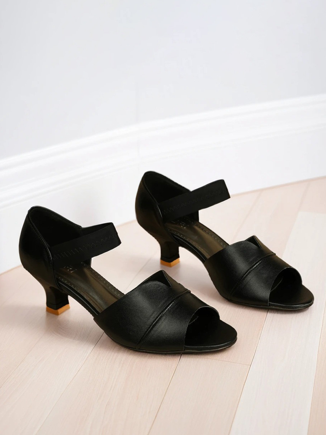 Ozuri Kitten Sandals
