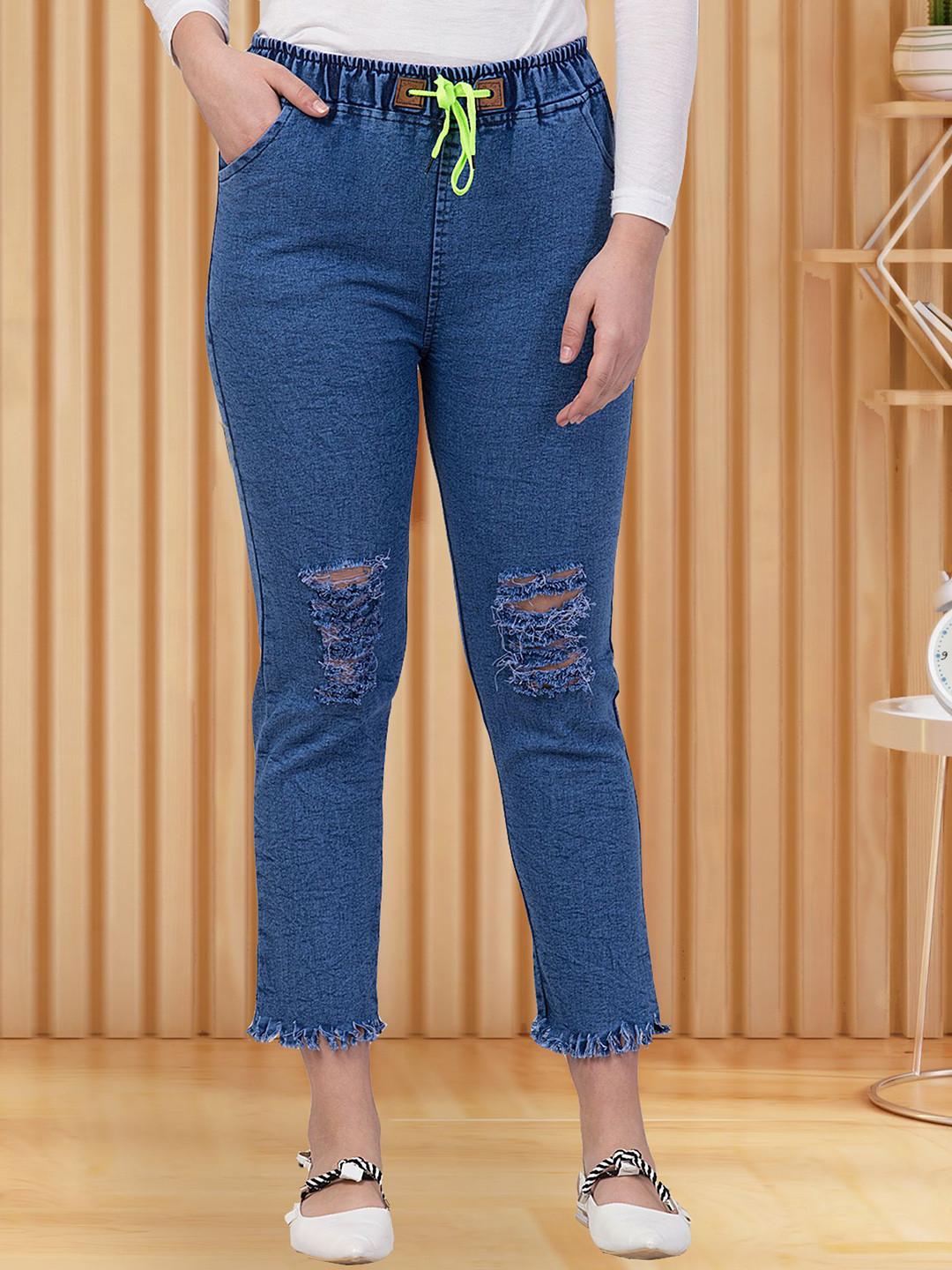 COUTUME COLLECTIONS Women Slim Fit Mid-Rise Midely Distressed Light Fade Stretchable Jeans