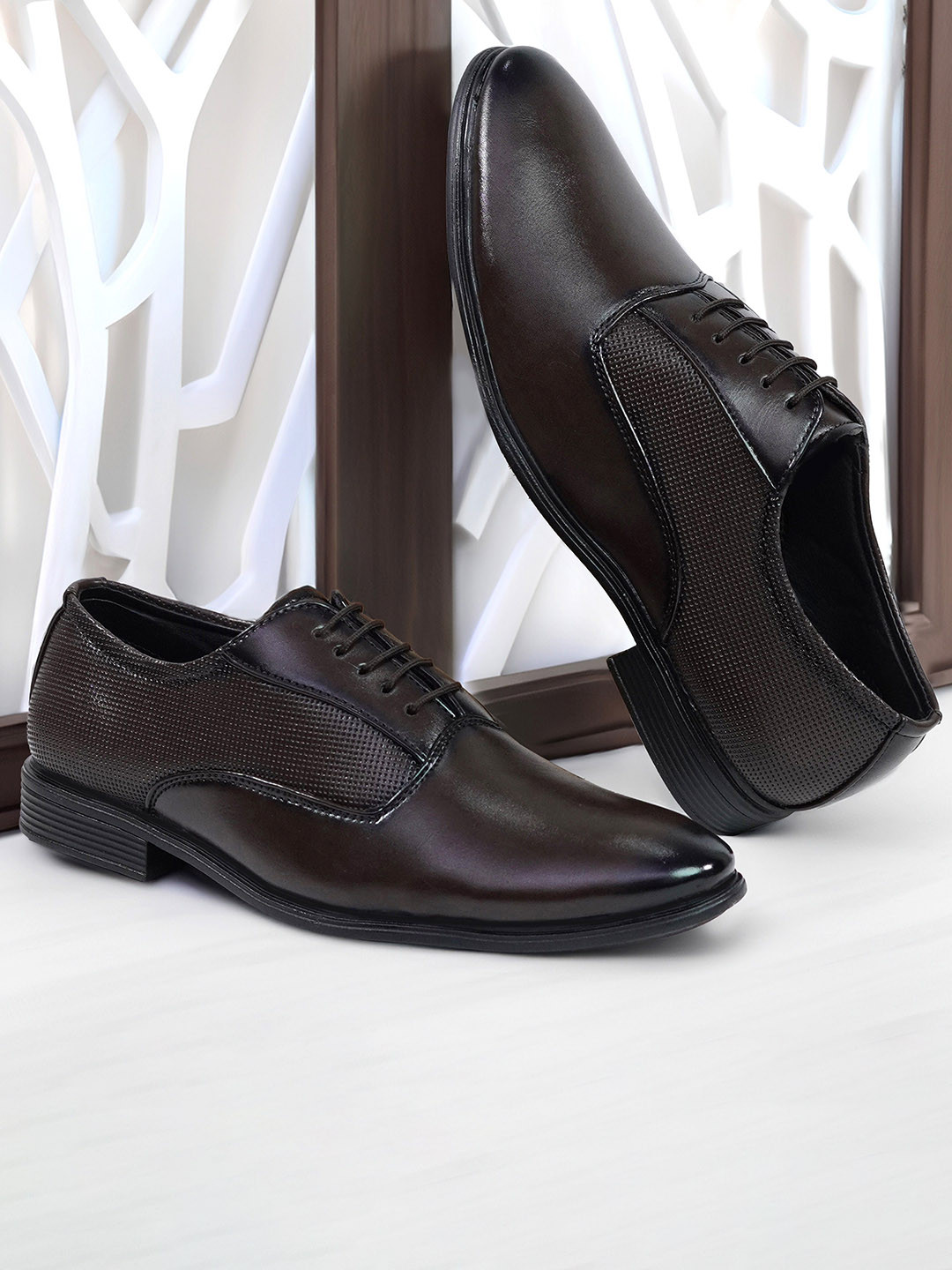 SHUAN Men Textured Pointed Toe Formal Debrys